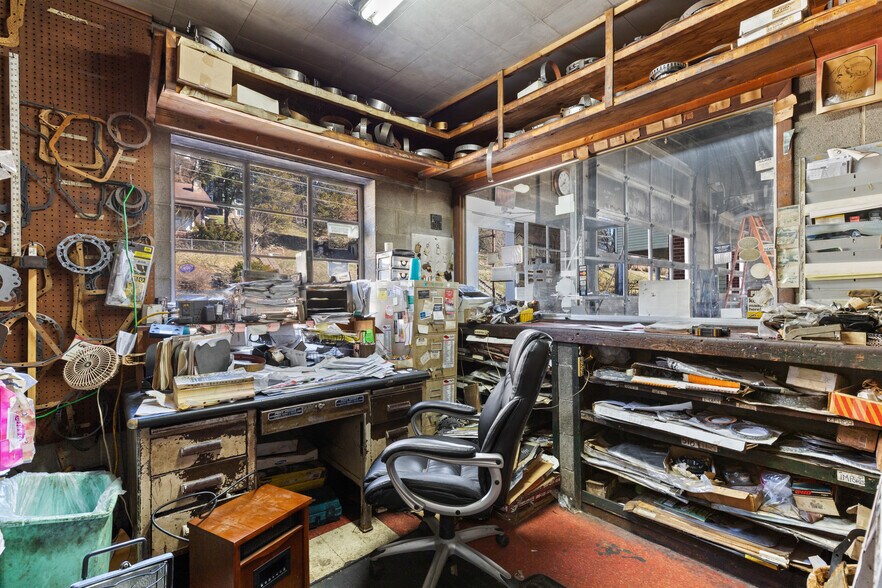 More Photos Of 512 National Rd, Wheeling Flex For Sale