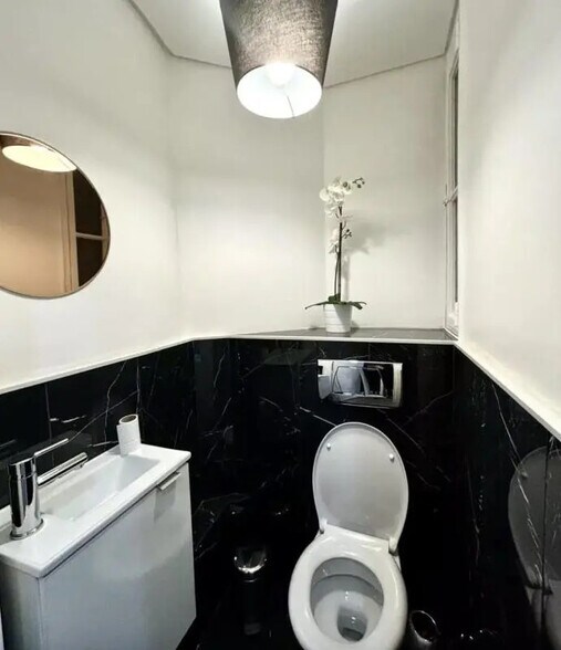 More Photos Of 50 Rue De Miromesnil, Paris Office For Sale