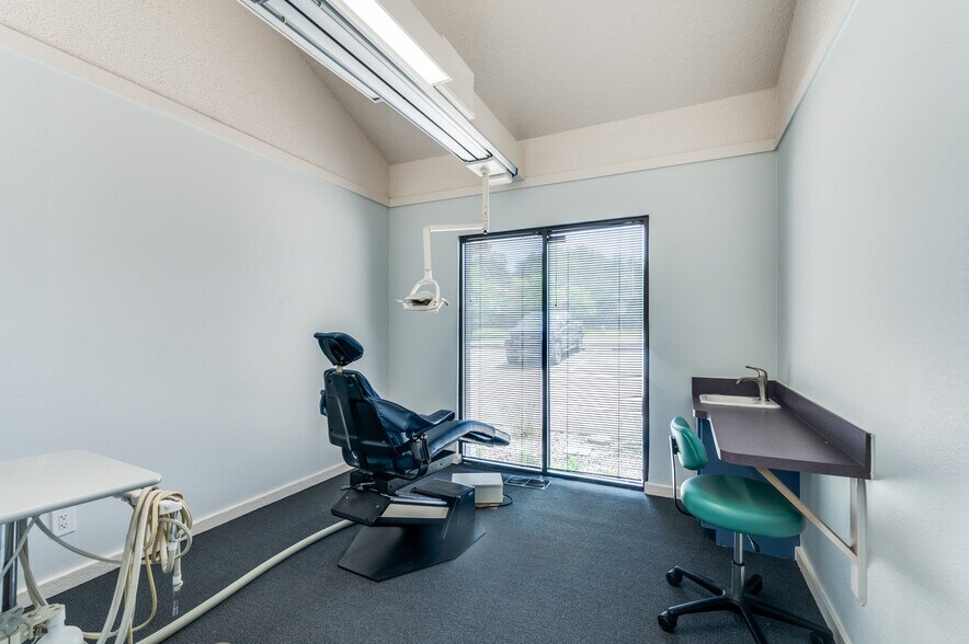 More Photos Of 1725 Cimarron Trl, Hurst Medical For Lease