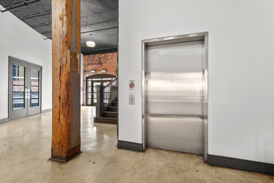 More Photos Of 1900-1904 Locust St, Saint Louis Restaurant For Lease