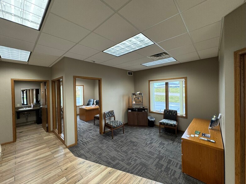 More Photos Of 1501 N Casaloma Dr, Appleton Bank For Sale