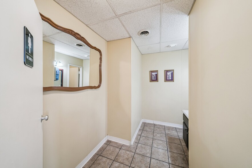 More Photos Of 8118 E 44th St, Tulsa Warehouse For Lease