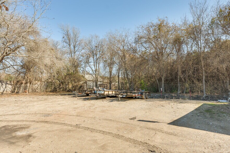 More Photos Of 7310 Sherwood Rd, Austin Flex For Lease
