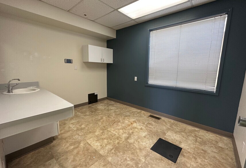 More Photos Of 940-948 NE 102nd Ave, Portland Medical For Sale