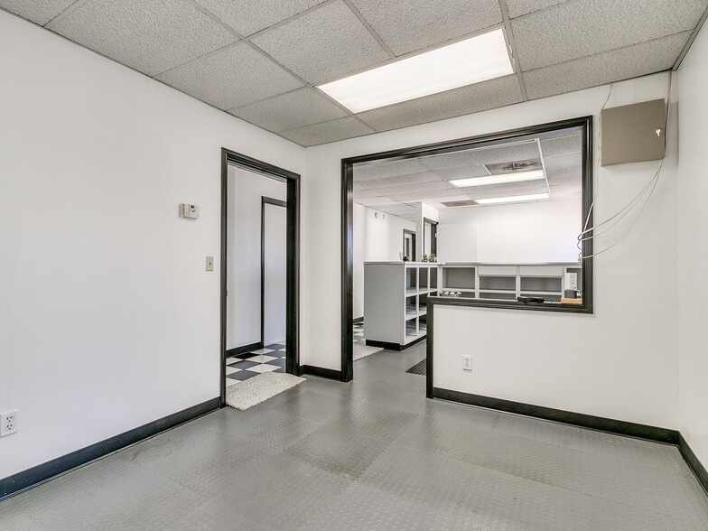 More Photos Of 1608 E State Highway 152, Mustang Warehouse For Sale