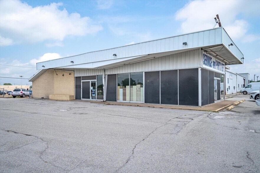 More Photos Of 1608 W Moore Ave, Terrell Auto Dealership For Sale