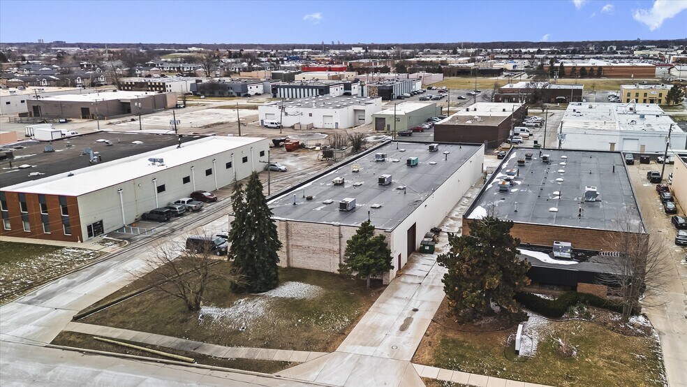 More Photos Of 32301-32303 Howard Ave, Madison Heights Warehouse For Lease