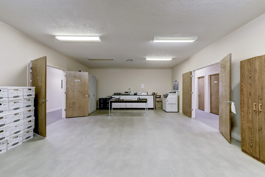 More Photos Of 18914 E Industrial Pkwy, New Caney Service For Sale