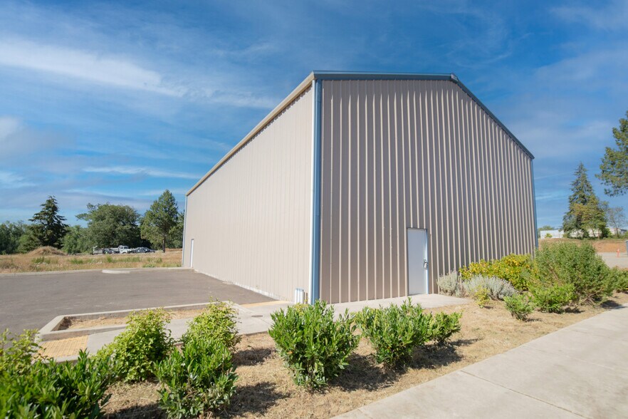 More Photos Of 25189 Jeans Road Rd, Veneta Manufacturing For Sale