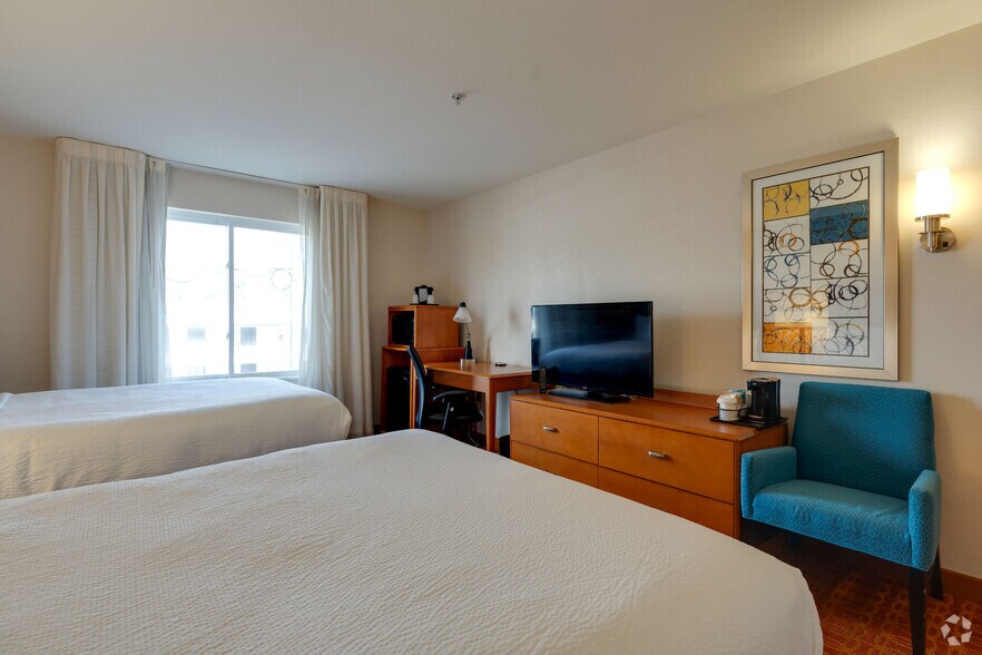 More Photos Of 1319 E King Ave, Kingsland Hotel For Sale