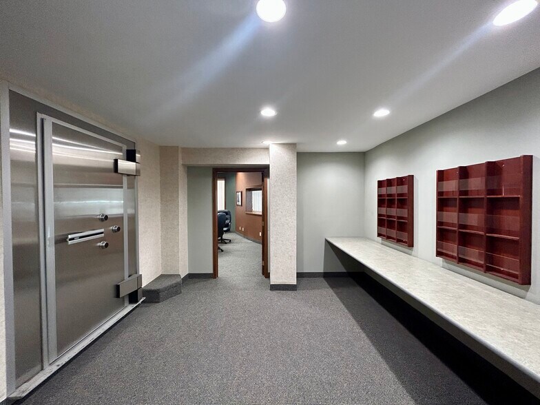 More Photos Of 302 5th St SW, Willmar Office For Sale