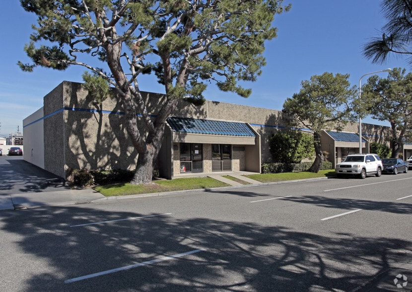 More Photos Of 421-433 E Columbine Ave, Santa Ana Warehouse For Lease