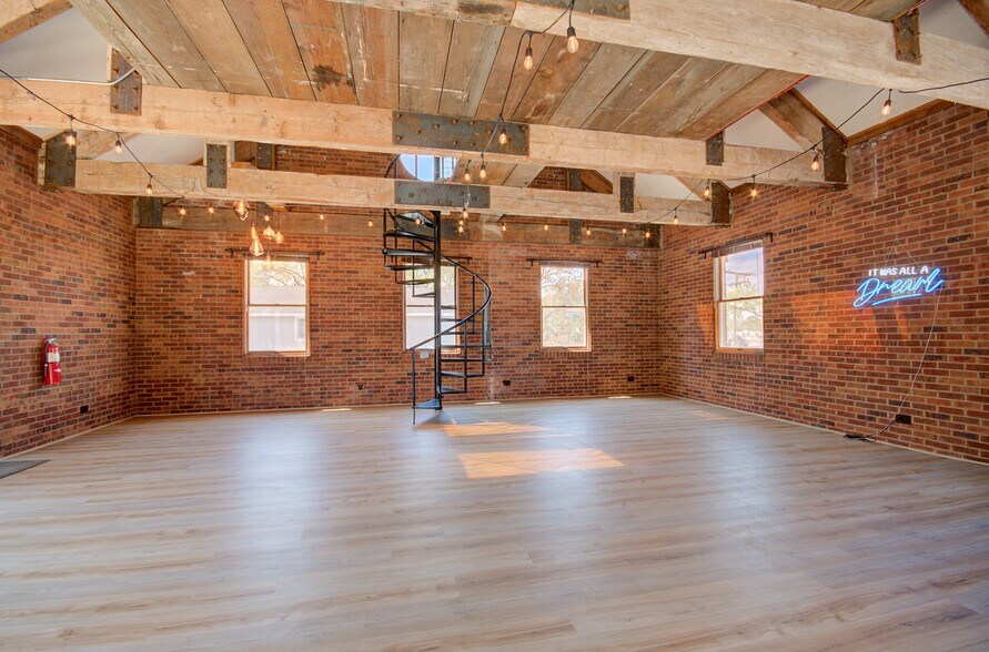 More Photos Of 1000 S Hamilton St, Lockport Loft Creative Space For Sale