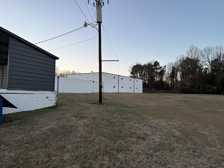 More Photos Of 630 Trindale Rd, Trinity Warehouse For Lease