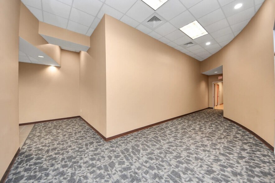 More Photos Of 1520 W Sam Houston Pky S, Houston Bank For Lease