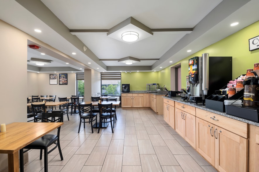 More Photos Of 2490 Green Mountain Dr, Branson Hotel For Sale