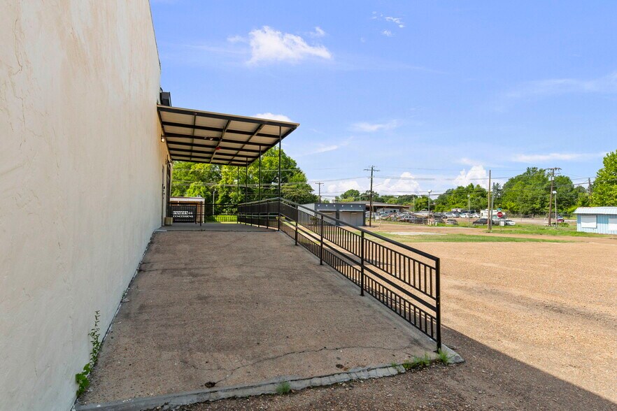 More Photos Of 110 E South St, Jackson Bar For Sale