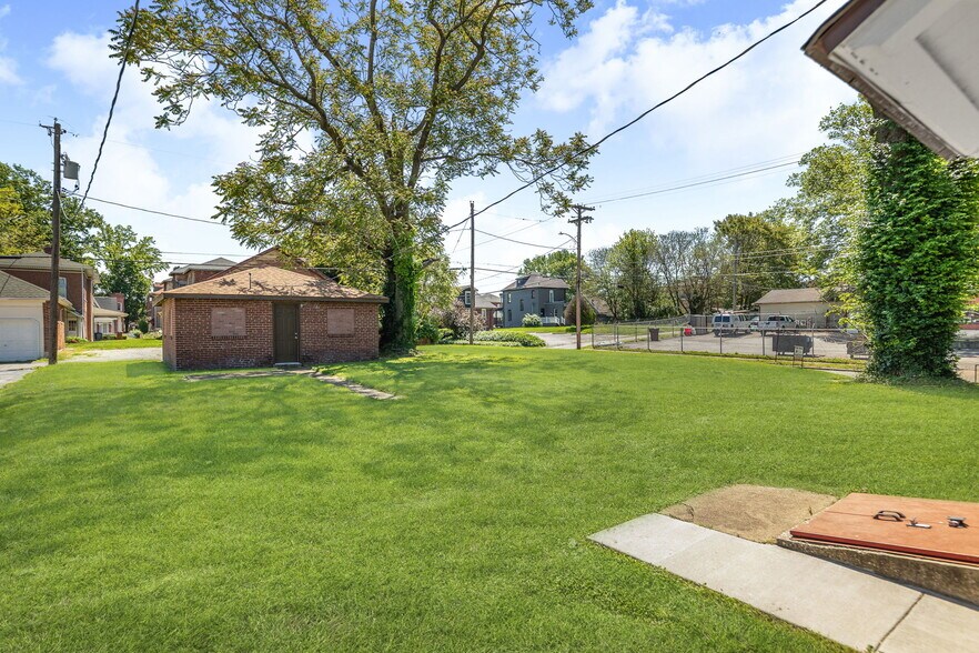 More Photos Of 302 N High St, Belleville Freestanding For Sale