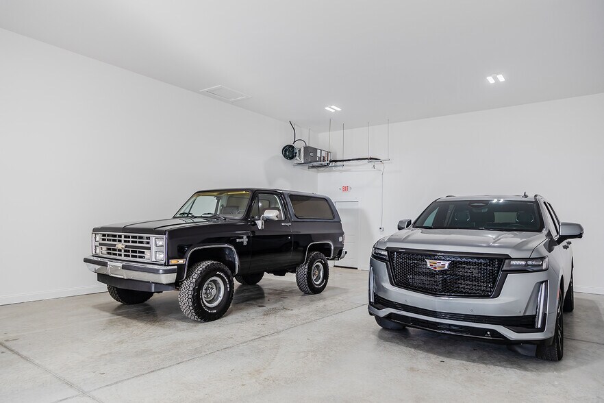 More Photos Of 400 Red Squirrel St, Bowling Green Showroom For Sale