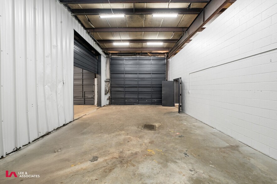 More Photos Of 5755 Old Dixie Hwy, Forest Park Manufacturing For Lease