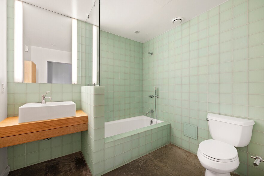 More Photos Of 615 Hampton Dr, Venice Apartments For Sale