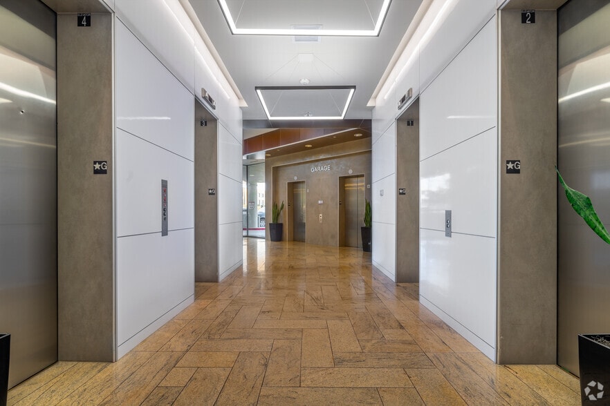 More Photos Of 8122 Datapoint Dr, San Antonio Office For Lease