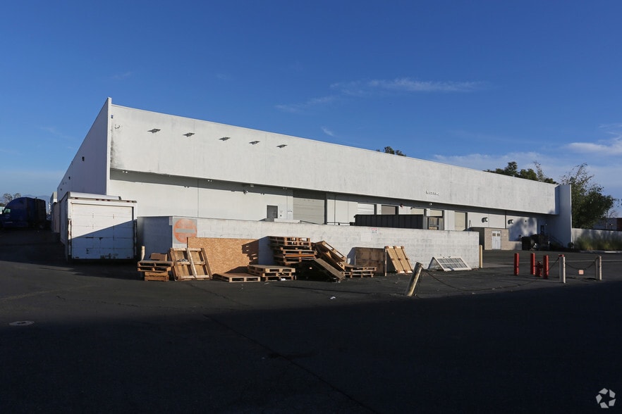 More Photos Of 3501 W Segerstrom Ave, Santa Ana Distribution For Lease