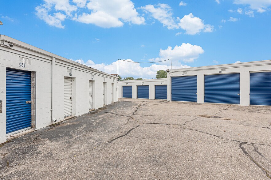 More Photos Of 33833 Garnet St, Clinton Township Self Storage For Sale