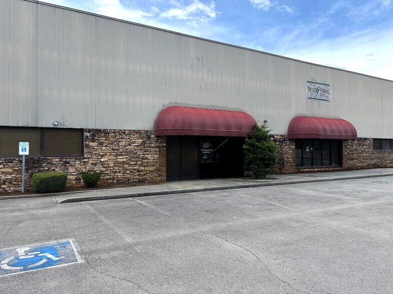 More Photos Of 2847 John Deere Dr, Knoxville Light Distribution For Lease