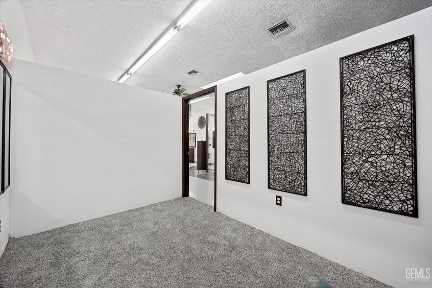 More Photos Of 1601 N Chester Ave, Bakersfield Flex For Sale