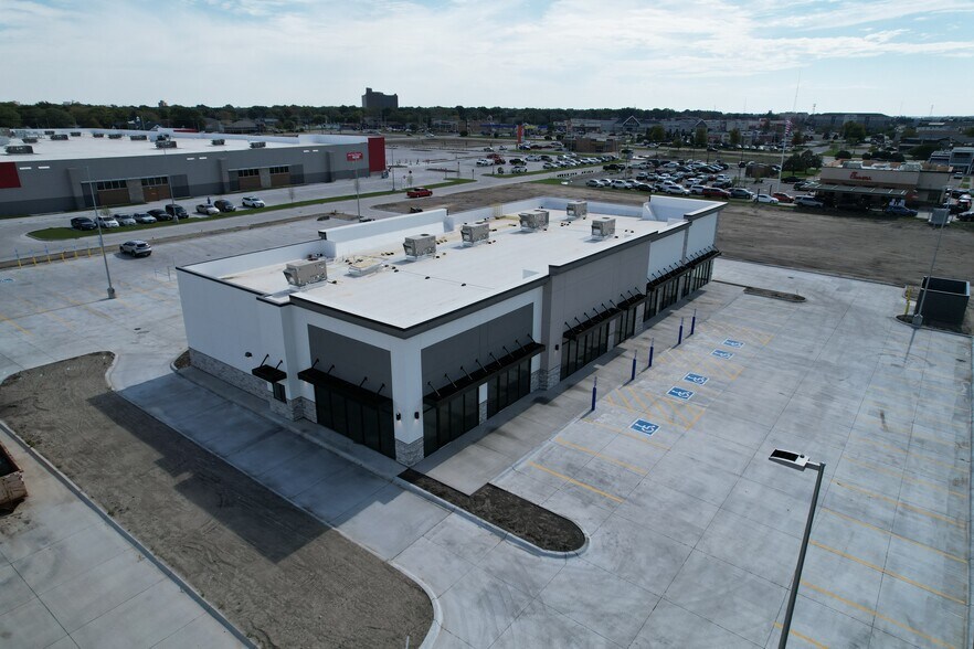 More Photos Of 1480 Conestoga Dr, Grand Island General Retail For Lease