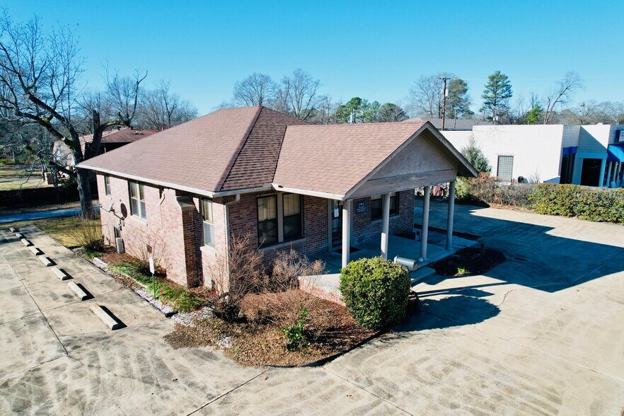 More Photos Of 303 S Second St, Booneville Medical For Sale