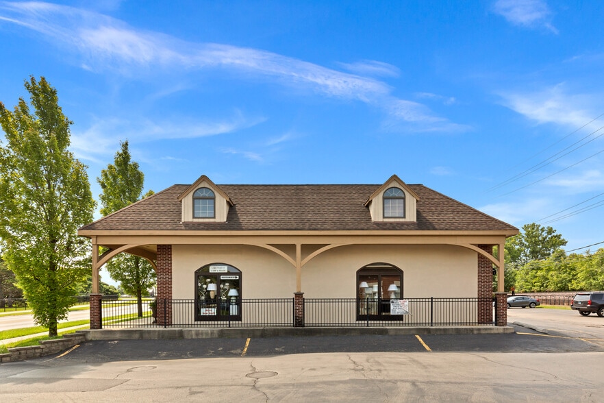 More Photos Of 742 Sheridan Rd, Highwood Freestanding For Sale