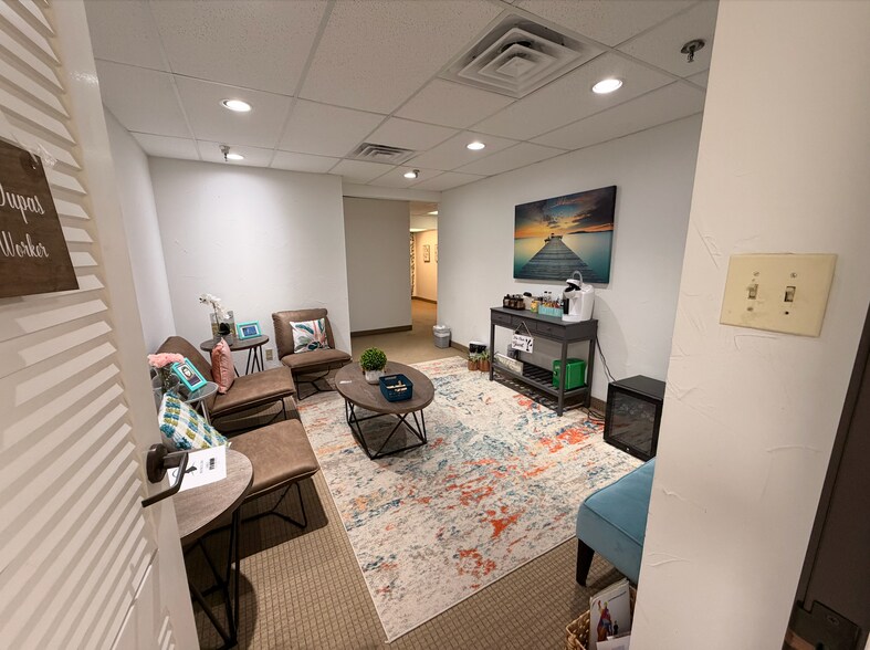 More Photos Of 3901 Airport Fwy, Bedford Office For Lease
