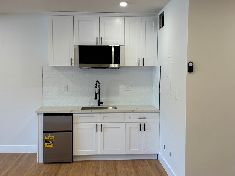 More Photos Of 2822 Canon St, San Diego Unknown For Lease