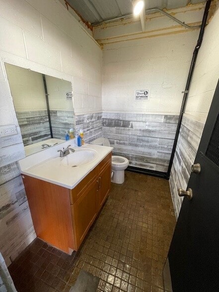 More Photos Of 279 Puuhale Rd, Honolulu Warehouse For Lease