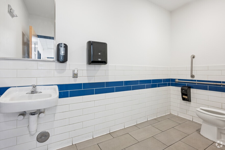 More Photos Of 615 Industrial Ave, Salisbury Warehouse For Sale