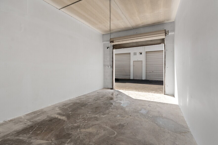 More Photos Of 7401 NW 68th St, Miami Self Storage For Lease