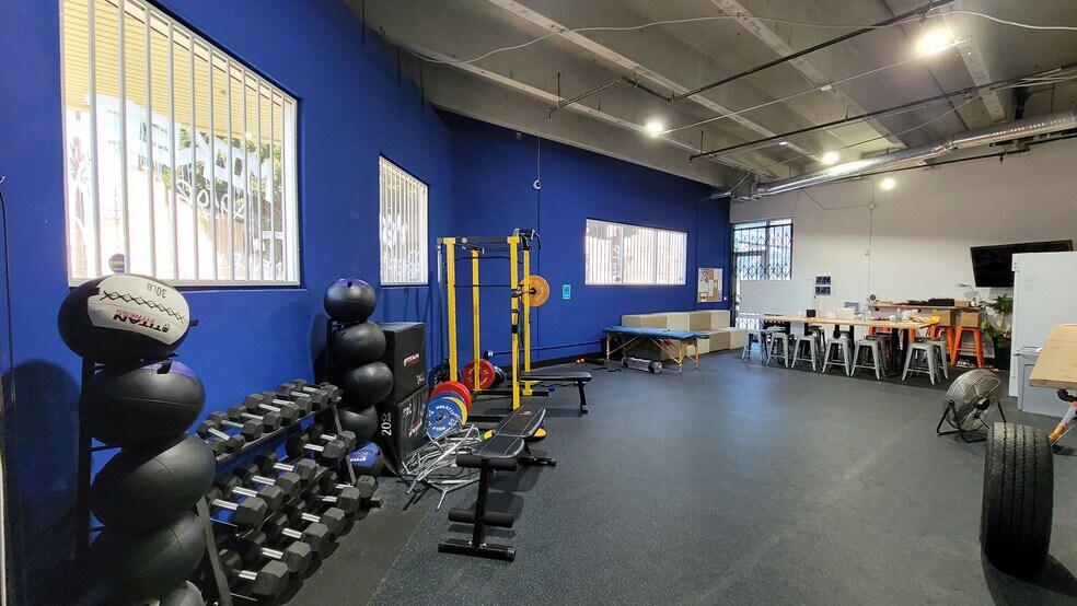 More Photos Of 3490 S Broadway, Los Angeles Warehouse For Lease