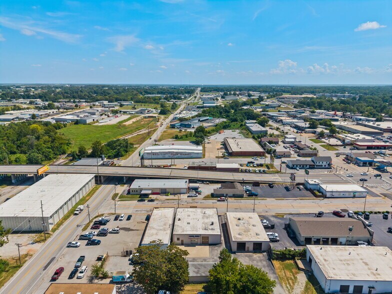 More Photos Of 311 N Waverly Ave, Springfield Warehouse For Lease