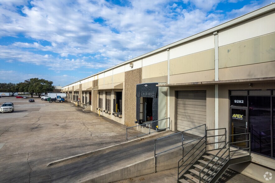 More Photos Of 9200-9230 Baythorne Dr, Houston Unknown For Lease