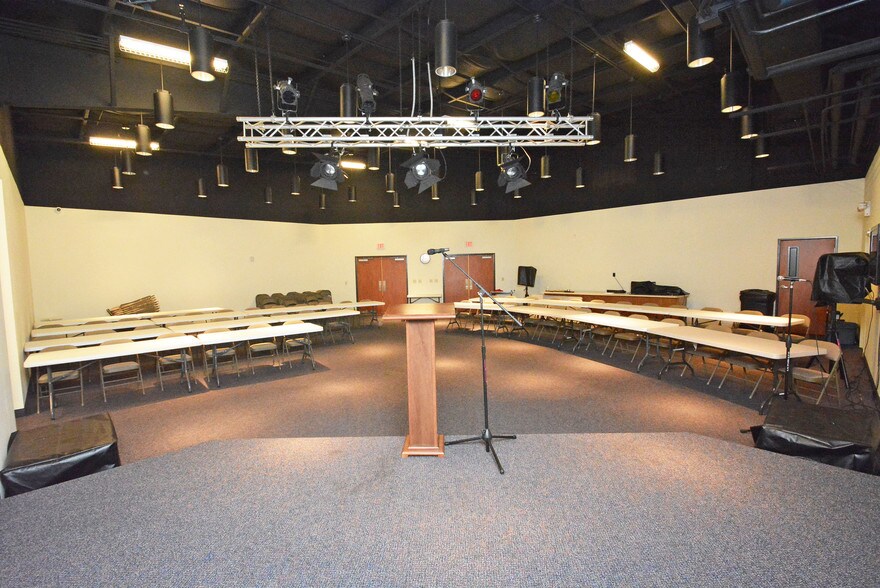 More Photos Of 8955 South Fwy, Houston Schools For Lease