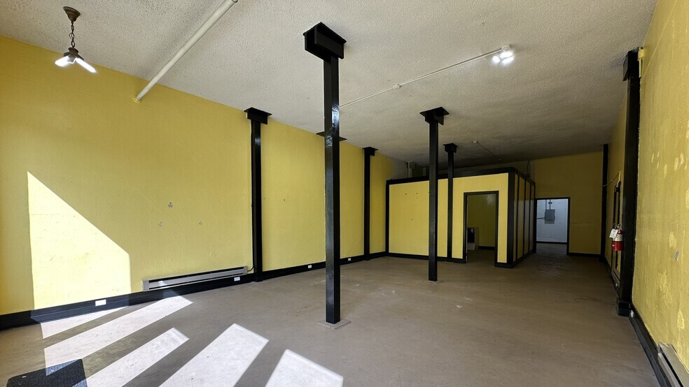 More Photos Of 408 Pacific Ave S, Kelso Storefront For Lease