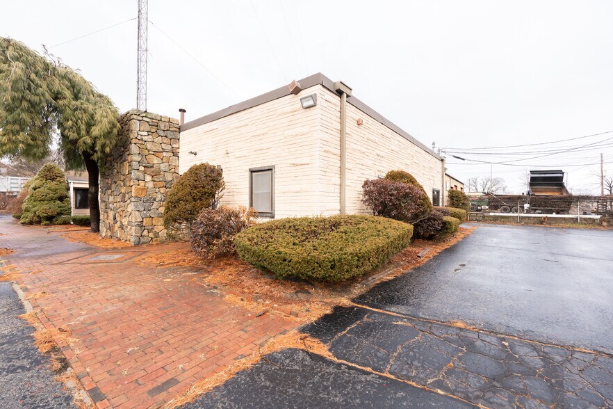 More Photos Of 63 Bleachery Ct, Warwick Distribution For Lease