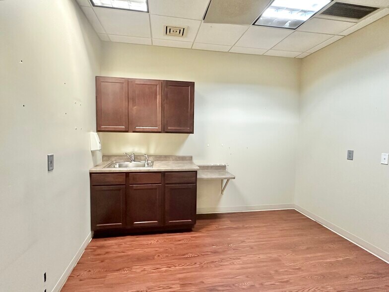 More Photos Of 9711 Valparaiso Dr, Munster Medical For Lease