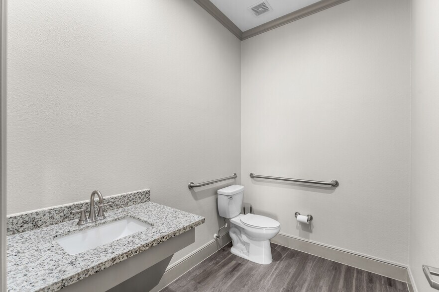 More Photos Of 17138 N Eldridge Pky, Tomball Medical For Lease