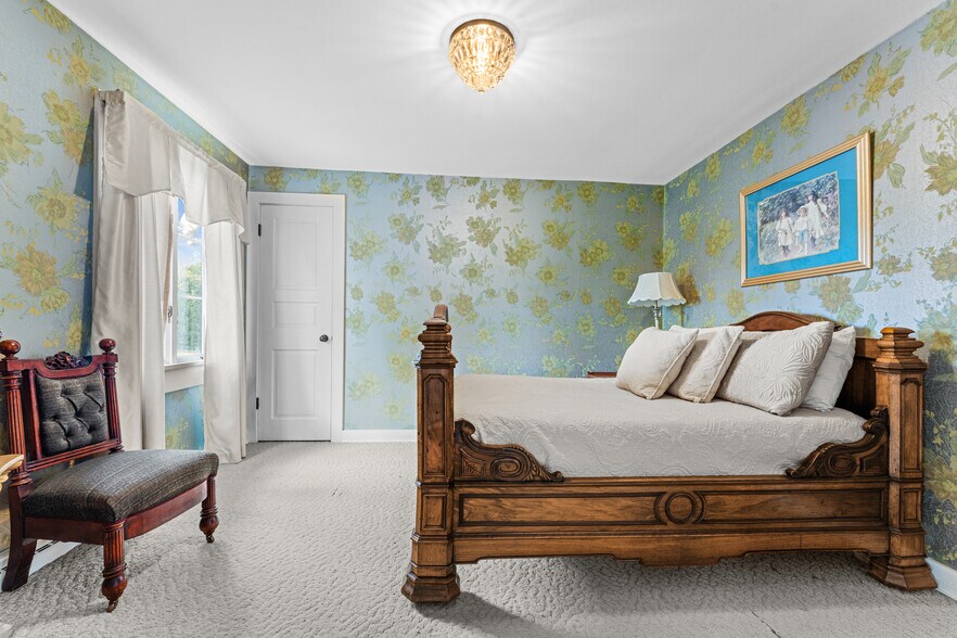 More Photos Of 550 Warner rd, Vienna Specialty For Sale