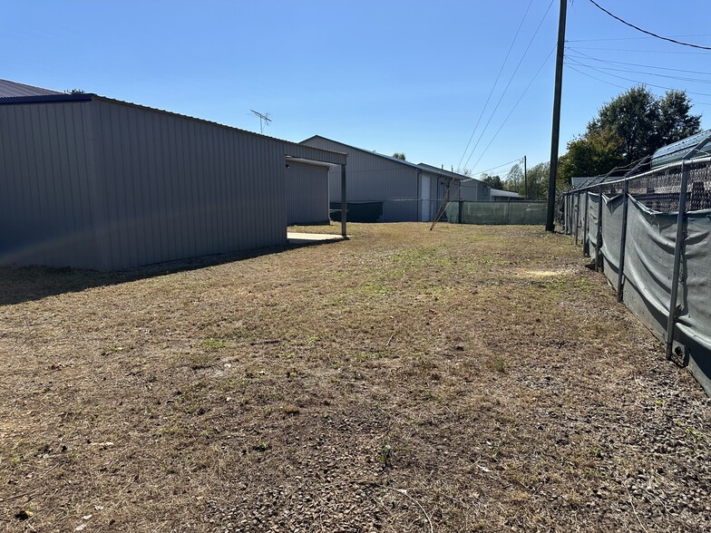 More Photos Of 1811 Alpine Dr, Clarksville Light Manufacturing For Lease