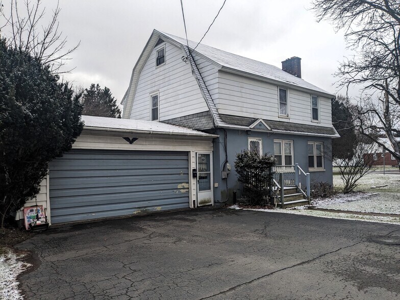 More Photos Of 219 1/2 Tompkins St, Cortland Freestanding For Sale