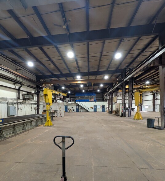 More Photos Of 195 Wendt Dr, Waupaca Warehouse For Lease